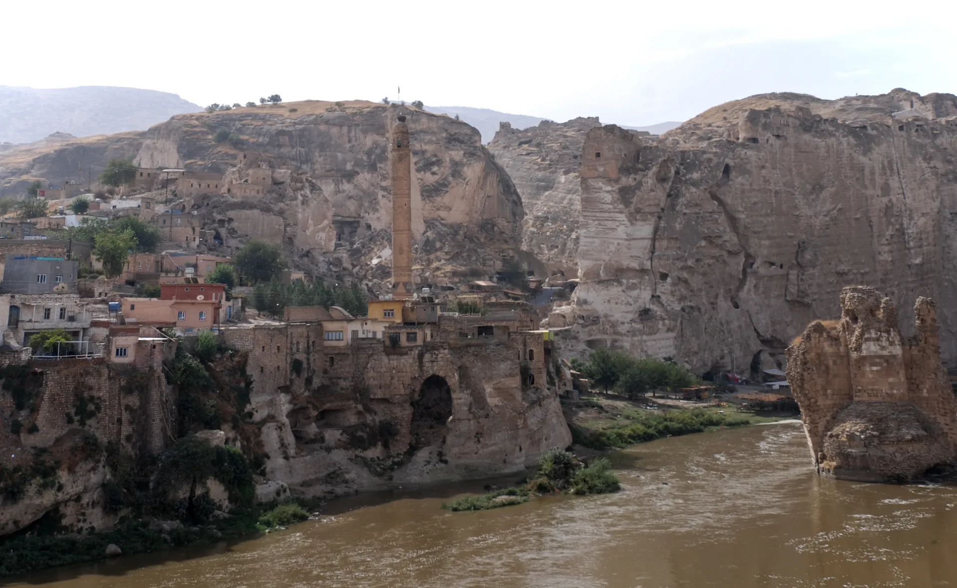 Hasankeyf on the banks of the Tigris