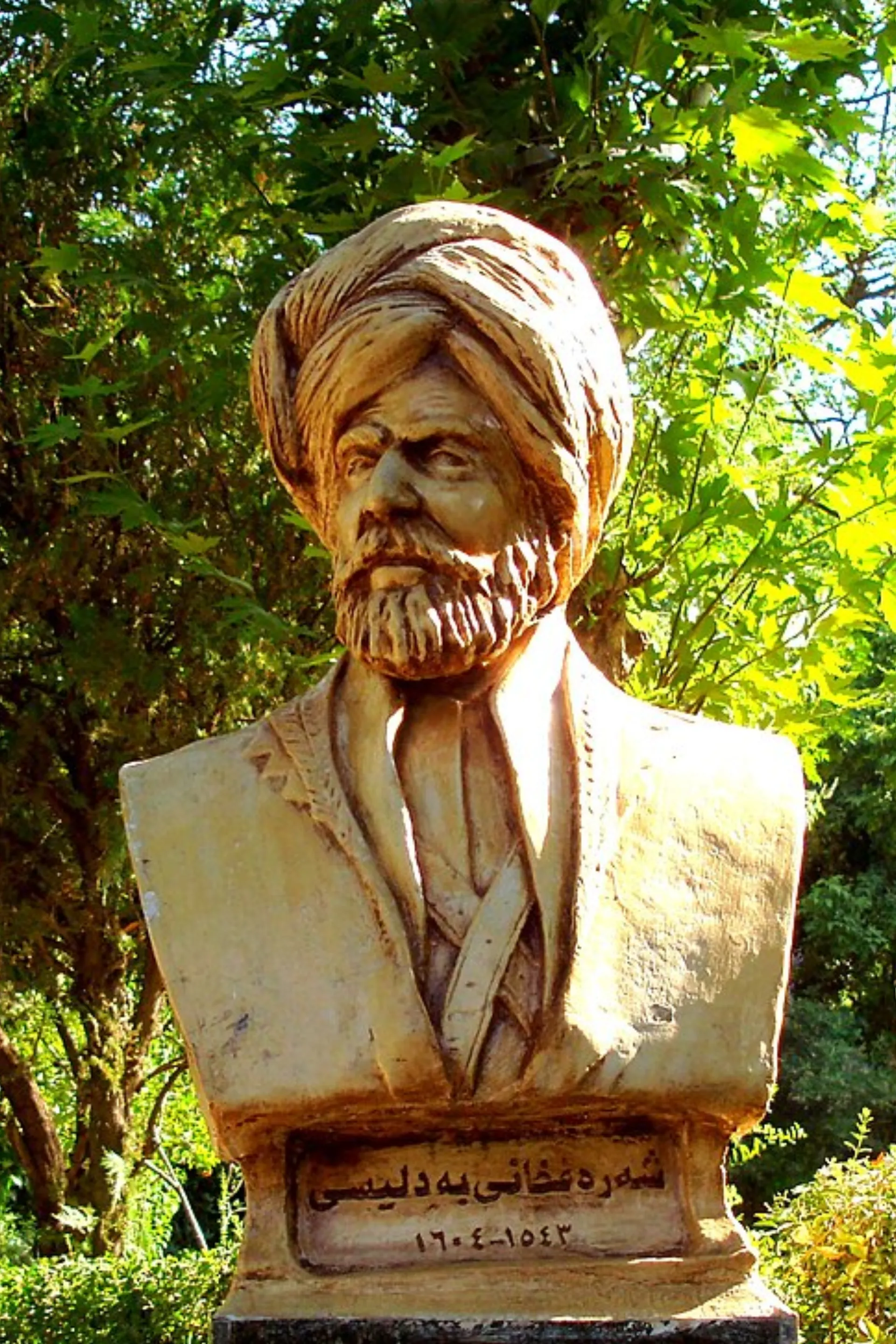 Sharaf Khan Bidlisi statue, Sulaymaniyah